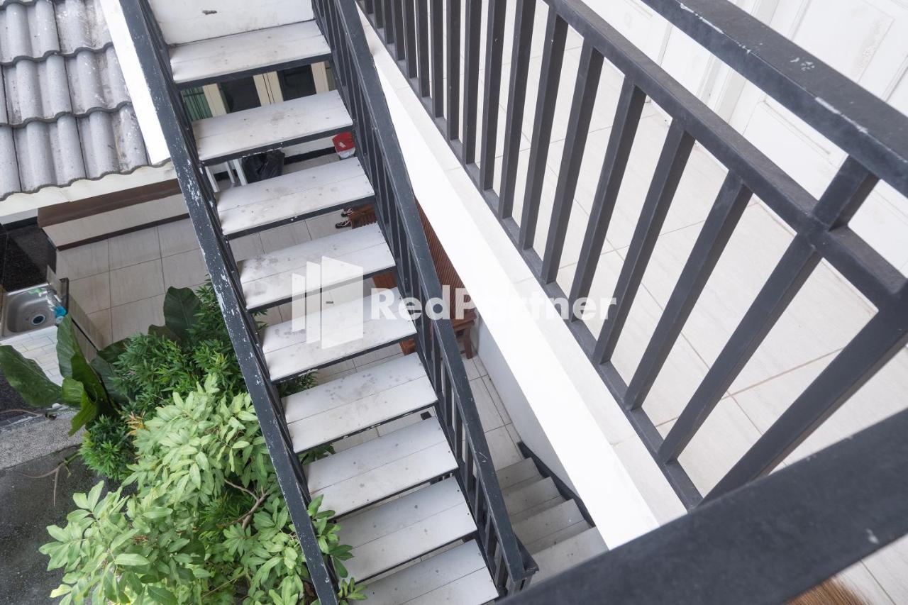 Hotel Londres Redpartner Near Gembira Loka Zoo 2*