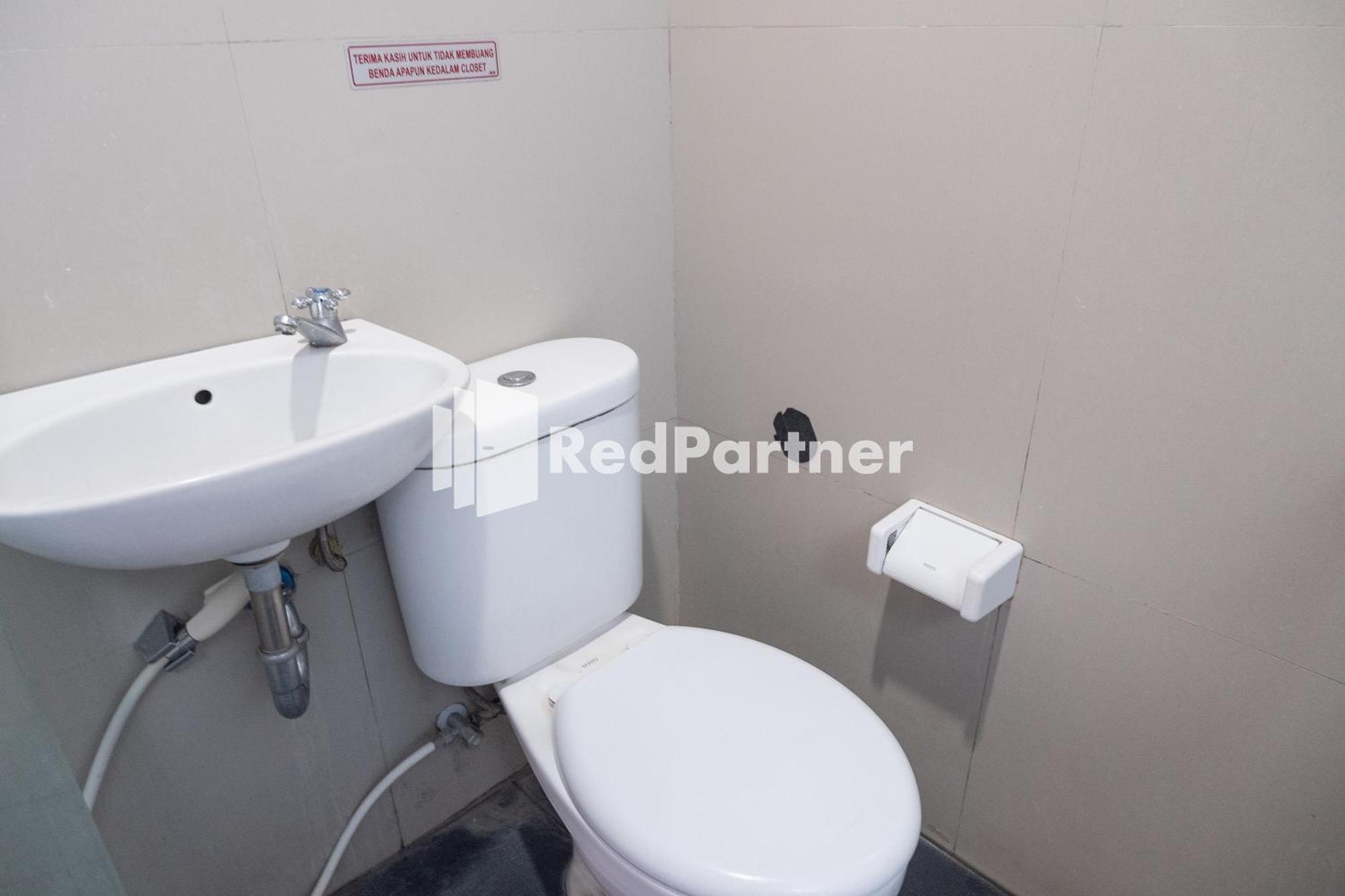Hotel Londres Redpartner Near Gembira Loka Zoo Yogyakarta